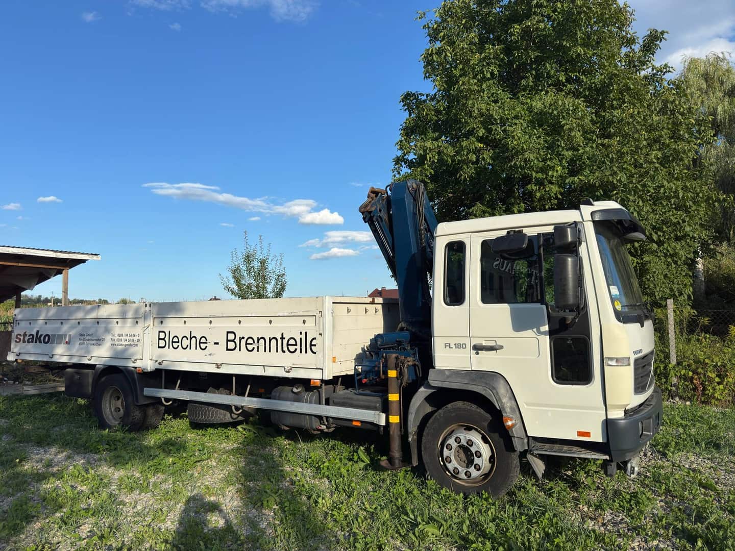 Кран-маніпулятор Volvo FL 180 з бортовою платформою